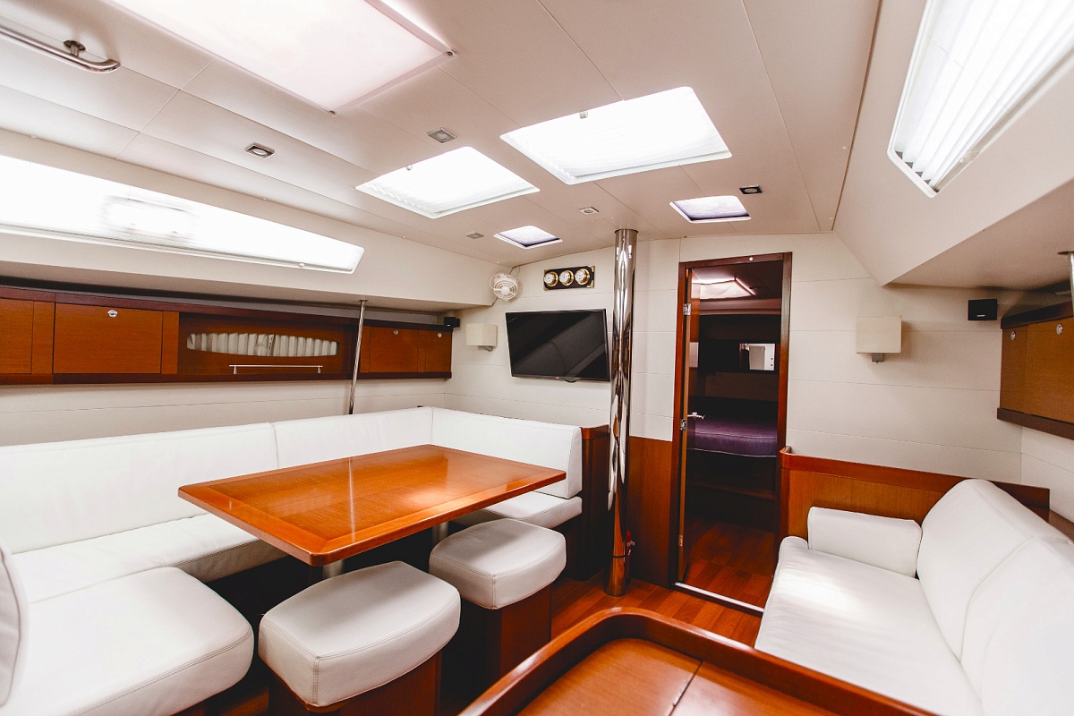 Аренда парусной яхты BENETEAU OCEANIS 50 в Сочи - салон